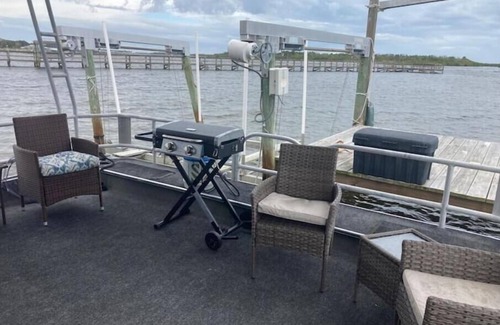 Oak Hill Boat Rental | Lagoon Houseboat