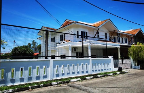 Kawasan Perindustrian Chendering House | Lagoon Ibai 4BR Corner Lot 17Pax HOME with Netflix, Free WIFI by Suite18