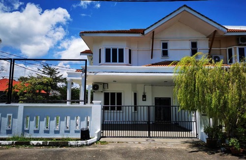 Kawasan Perindustrian Chendering House | Lagoon Ibai 4BR Corner Lot 17Pax HOME with Netflix, Free WIFI by Suite18