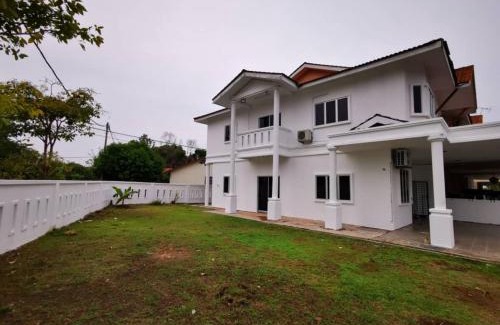 Kawasan Perindustrian Chendering House | Lagoon Ibai 4BR Corner Lot 17Pax HOME with Netflix, Free WIFI by Suite18