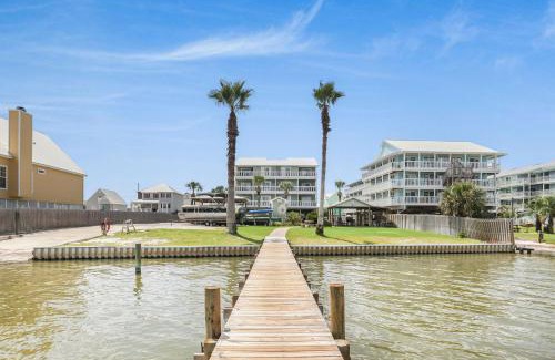 Gulf Shores House | Lagoon Landing 202- Beautifully decorated condo with balcony & pool steps to beach & lagoon