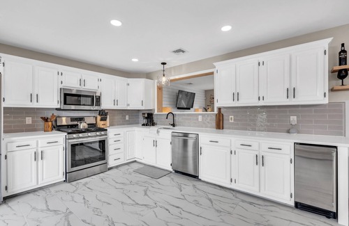 Forked River Villa | Lagoonfront Villa with hotub and dock! 15 min away from LBI- monthly