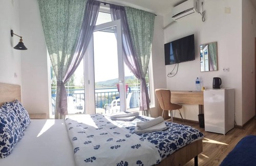 Bazaleti Hotel | Laguna Beach Club