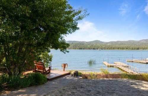 Big Bear Lake House | Lagunita Shores by AvantStay Beautiful Lakefront Mansion w Hot Tub BBQ
