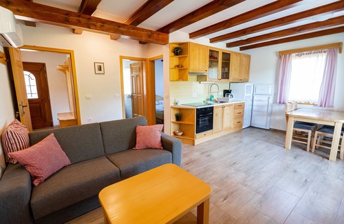 Metlika House | Lahinja & Kolpa River Apartment bis zu 4 Prs, Beheizter Pool, Sauna, Jakuzzi
