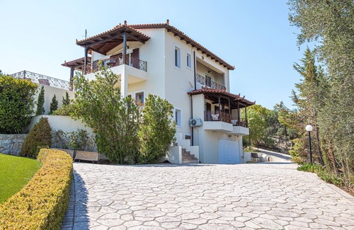 Loutraki-Agioi Theodoroi Villa | Lahtagas Estate with private swimming pool