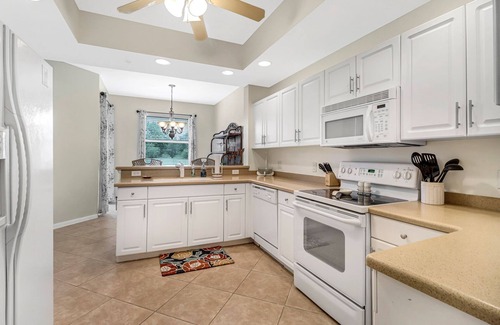 Naples Condo | Laid Back at Laurel Greens
