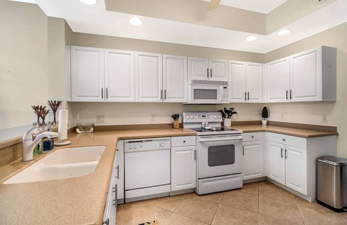 Naples Condo | Laid Back at Laurel Greens