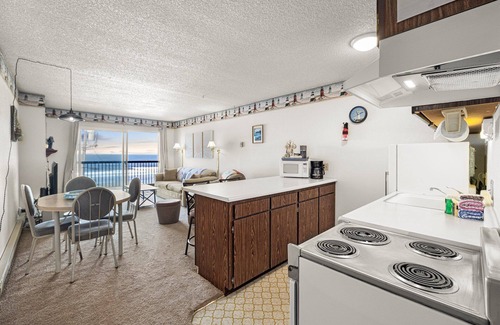 Logsden Condo | Laid-Back Beach Life! Pet-Friendly Stay in Lincoln City with Room to Relax
