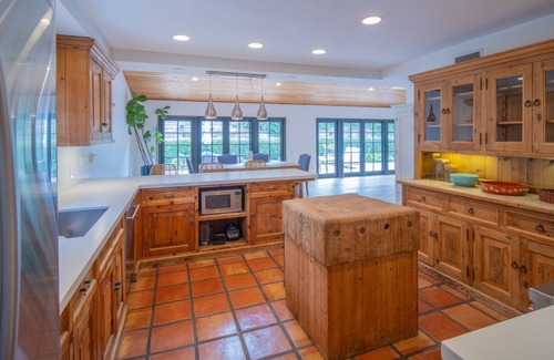 Western Malibu House | LAID BACK LIFESTYLE OF MALIBU - WALK TO THE BEACH!