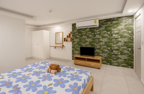 Pratumnak Hill Apartment | Laid back tropical garden Pattaya