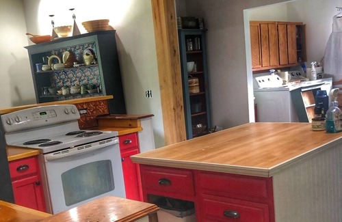 Pownal House | Laidback Paradise. Kid, Pet, and Party Friendly.