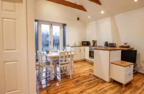 Ripley Cottage | LAIR CLOSE COTTAGE, pet friendly, with a garden in Shaw Mills