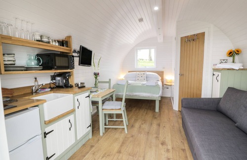 Lochmaben Cottage | LAIRD LODGE 1, romantic, with hot tub in Lochmaben