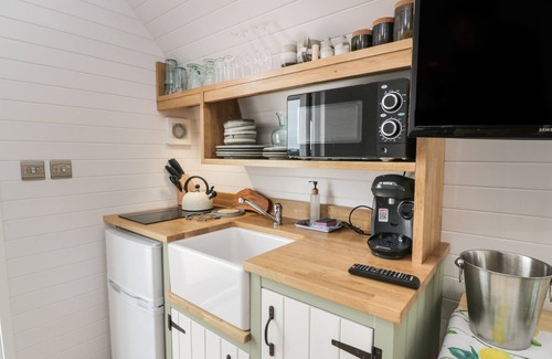 Lochmaben Cottage | LAIRD LODGE 1, romantic, with hot tub in Lochmaben