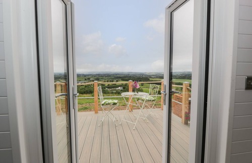 Lochmaben Cottage | LAIRD LODGE 1, romantic, with hot tub in Lochmaben