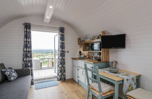 Lochmaben Cottage | LAIRD LODGE 2, romantic, with hot tub in Lochmaben