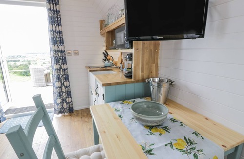 Lochmaben Cottage | LAIRD LODGE 2, romantic, with hot tub in Lochmaben