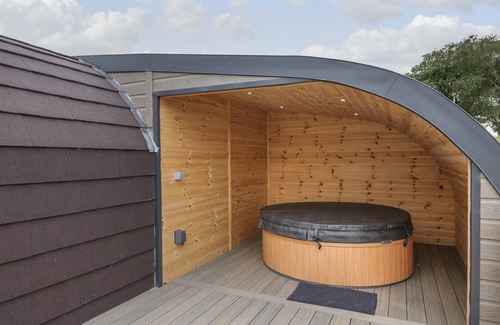 Lochmaben Cottage | LAIRD LODGE 4, romantic, with hot tub in Lochmaben