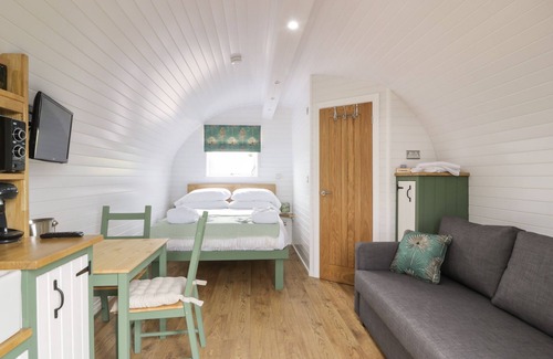 Lochmaben Cottage | LAIRD LODGE 5, romantic, with hot tub in Lochmaben