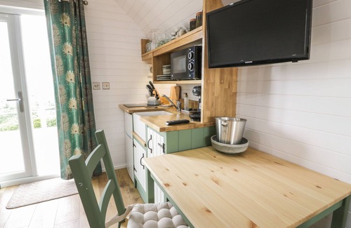 Lochmaben Cottage | LAIRD LODGE 5, romantic, with hot tub in Lochmaben