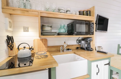 Lochmaben Cottage | LAIRD LODGE 5, romantic, with hot tub in Lochmaben