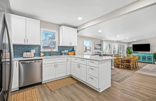 White Lake House | Lakefront Tiki Retreat with Hot Tub!