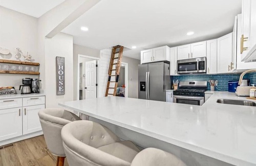 White Lake House | Lakefront Tiki Retreat with Hot Tub!