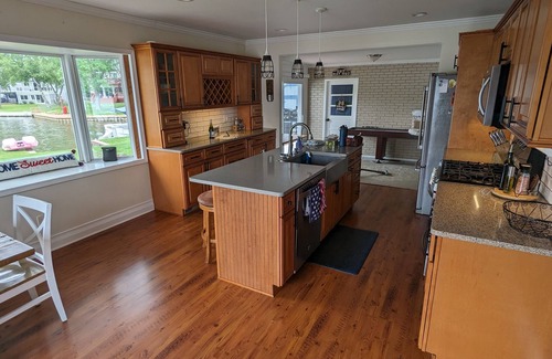 White Lake House | LAKE FRONT HOME WITH OPTIONAL HOT TUB AND PONTOON. PET FRIENDLY! LARGE LOT!
