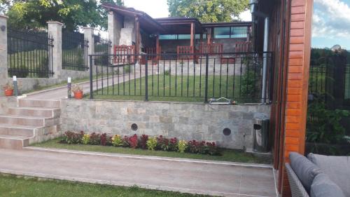 Svoge House | Lakata Guest House