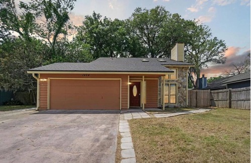 Arlington Villa | Lake Access Gem! 4Bd 2Ba High Ceiling /Peaceful Oasis Near Dwntwn Jacksonville