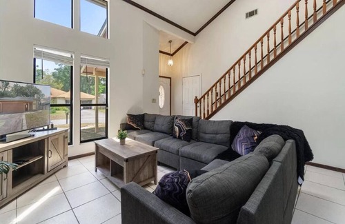 Arlington Villa | Lake Access Gem! 4Bd 2Ba High Ceiling /Peaceful Oasis Near Dwntwn Jacksonville