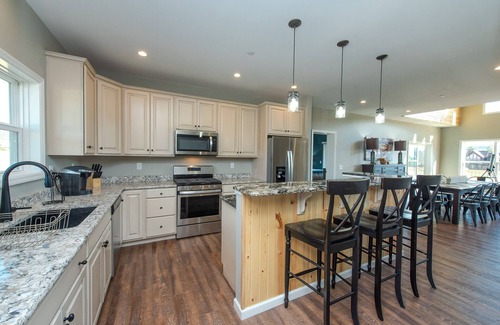 Waterfront Greens House | Lake Access Lodge w/Bar & Game Room