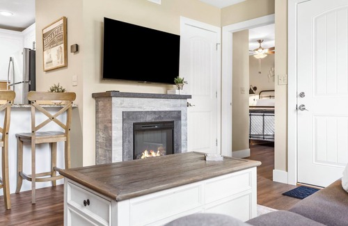 Branson House | Lake Access- Rustic Hickory Haven