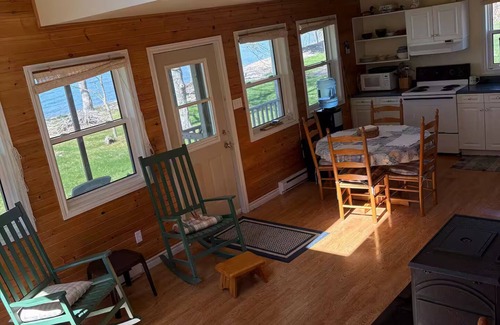 East Lake Ainslie Cottage | Lake Ainslie Beachfront Cottage