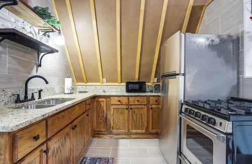 Cartersville Apartment | Lake Allatoona Area Studio w/2 Decks & Farm Views