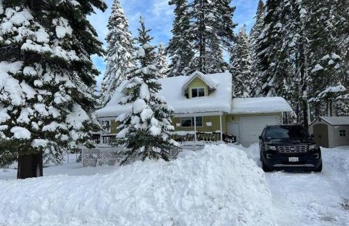 Lake Almanor Country Club House | Lake Almanor Country Club Rustic Retro Cottage