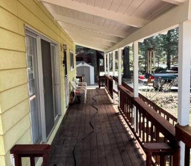 Lake Almanor Country Club House | Lake Almanor Country Club Rustic Retro Cottage