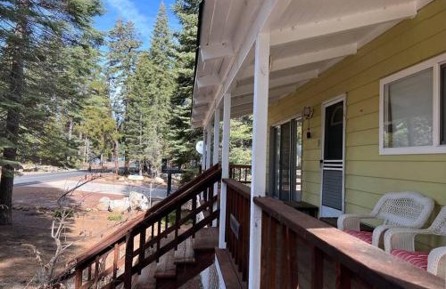 Lake Almanor Country Club House | Lake Almanor Country Club Rustic Retro Cottage