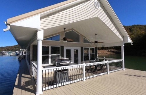 Big Creek House | Lake and bake/best wings on Norris/Floating Home