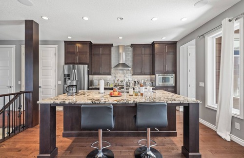 Springbank House | Lake and Golf Resort, One hr to Banff, 5 Bedrooms 3 King beds max for 10 people