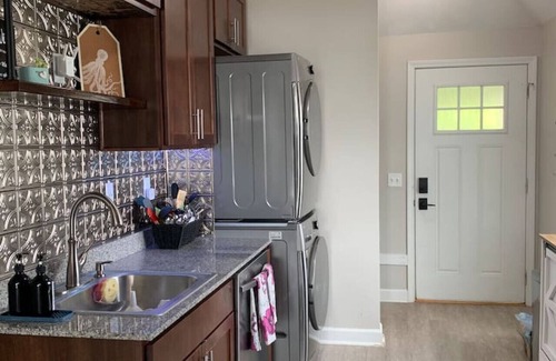 Observation Hill Apartment | Lake and Lift Bridge Views Top Floor Large Deck