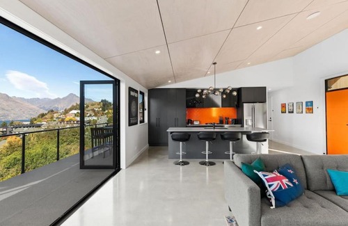 Fernhill House | Lake and Mountain View 2 Bedroom House