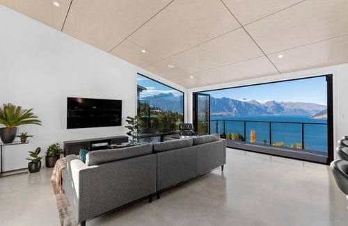 Fernhill House | Lake and Mountain View 2 Bedroom House