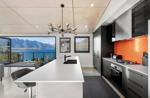 Fernhill House | Lake and Mountain View 2 Bedroom House