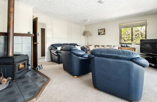 Wanaka Cottage | Lake and Mountain Views - Wanaka Holiday Home