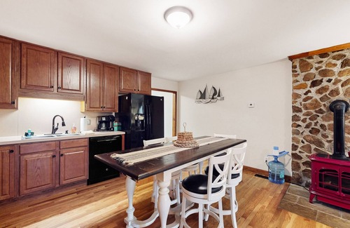Bumpass House | Lake Anna home on large corner lot with kayaks, paddleboard, firepit & grill
