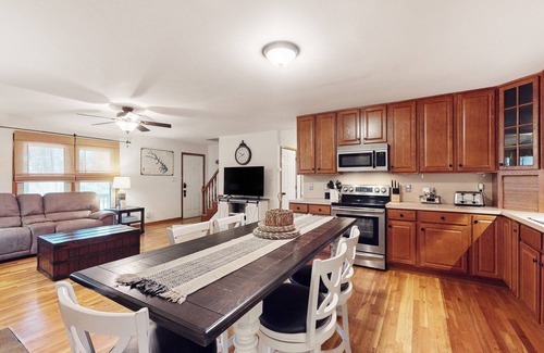 Bumpass House | Lake Anna home on large corner lot with kayaks, paddleboard, firepit & grill