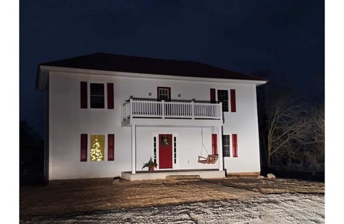 Twin Oaks House | Lake Anna Peaceful Farm Retreat