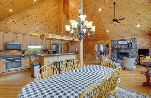 Louisa House | Lake Anna Retreat w/Dock Access: Boating & BBQs!